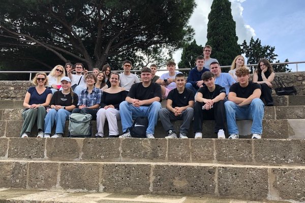 Gruppenfoto auf einer Treppe
