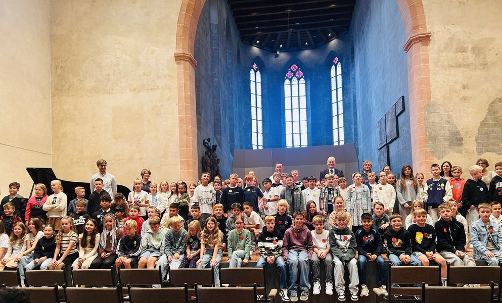 Alle Fünftklässler sind auf der Bühne des Franziskaner