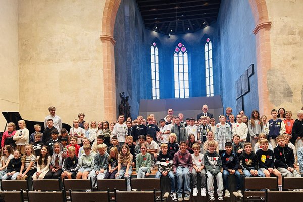 Alle Fünftklässler sind auf der Bühne des Franziskaner