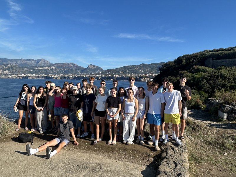 Gruppenbild an der Küste vor Sorrent