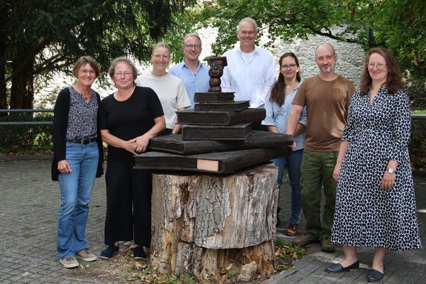 v.l.n.r. Stellvertretende Schulleiterin Dr. K. Haß, B. Fischer-Jawadi, M. Deutschle, B. Börner, Schulleiter J. von der Hardt, C. Schipplick, W. Timik und J. Kaiser-Glunk