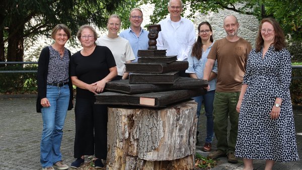 v.l.n.r. Stellvertretende Schulleiterin Dr. K. Haß, B. Fischer-Jawadi, M. Deutschle, B. Börner, Schulleiter J. von der Hardt, C. Schipplick, W. Timik und J. Kaiser-Glunk