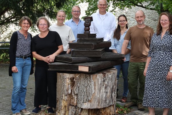 v.l.n.r. Stellvertretende Schulleiterin Dr. K. Haß, B. Fischer-Jawadi, M. Deutschle, B. Börner, Schulleiter J. von der Hardt, C. Schipplick, W. Timik und J. Kaiser-Glunk