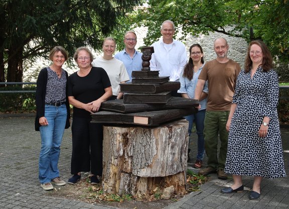 v.l.n.r. Stellvertretende Schulleiterin Dr. K. Haß, B. Fischer-Jawadi, M. Deutschle, B. Börner, Schulleiter J. von der Hardt, C. Schipplick, W. Timik und J. Kaiser-Glunk