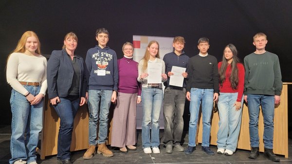 Schülerinnen und Schüler mit ihren Lehrerinnen bei der Siegerehrung