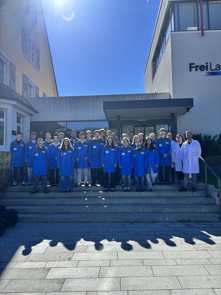 Die Schülergruppe vor der Firma Frei Lacke