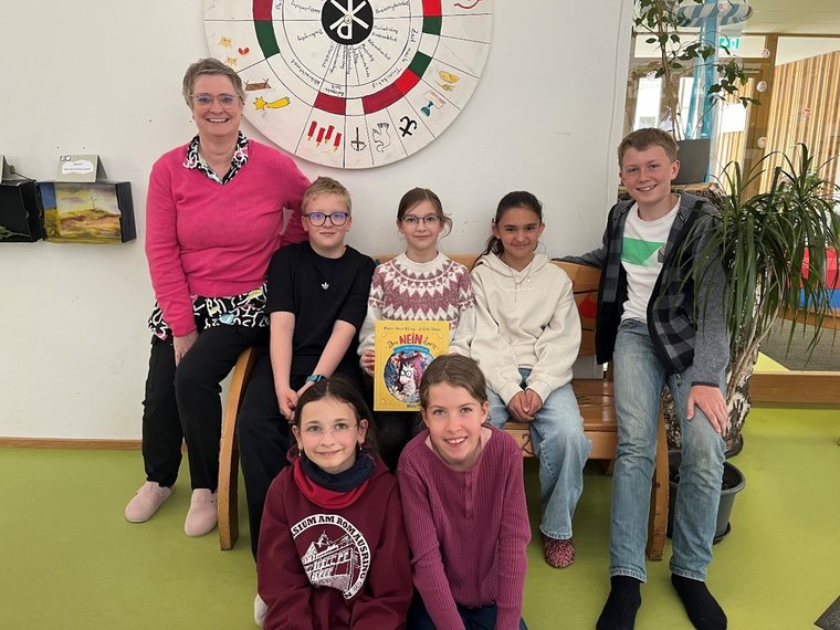 Die vorlesenden Kinder und ihre Lehrerin bei der Kindergartenlesung 2026