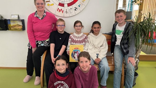 Die vorlesenden Kinder und ihre Lehrerin bei der Kindergartenlesung 2026