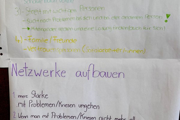 Zwei Plakate mit Tipps zur Lösungsorientierung und zum Aufbau von Netzwerken, in bunten Farben beschriftet.