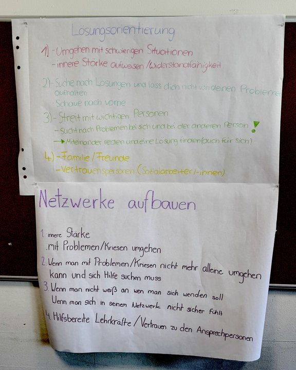 Zwei Plakate mit Tipps zur Lösungsorientierung und zum Aufbau von Netzwerken, in bunten Farben beschriftet.