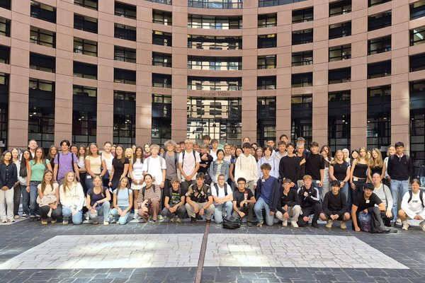 Gruppenbild von den Schülern der Klassenstufe 10 vor dem Europaparlament.