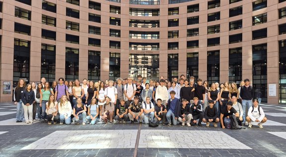Gruppenbild von den Schülern der Klassenstufe 10 vor dem Europaparlament.