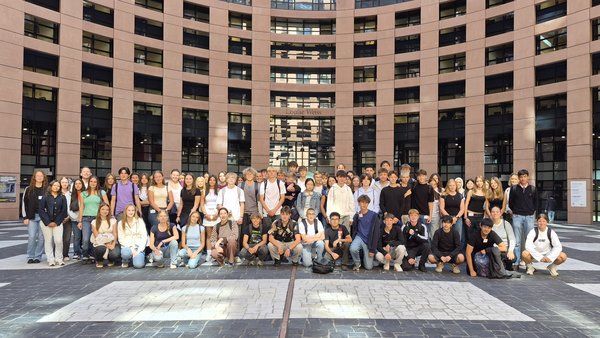 Gruppenbild von den Schülern der Klassenstufe 10 vor dem Europaparlament.